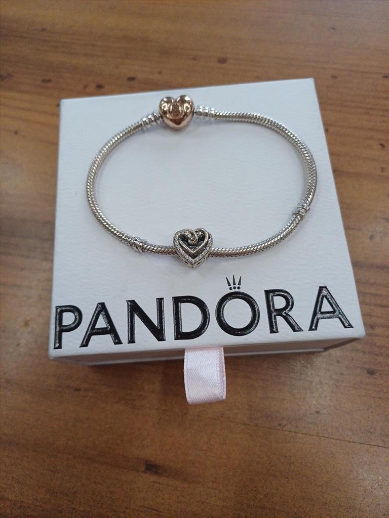 BRACCIALE CON UN CHARMS A CUORE PANDORA