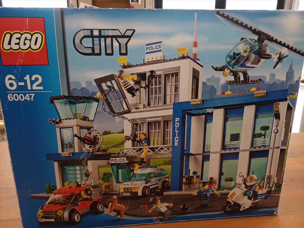 SCATOLA LEGO CITY  STAZIONE POLIZIA ART 60047 MANCANTE DI UN CAPPELLINO LADRO