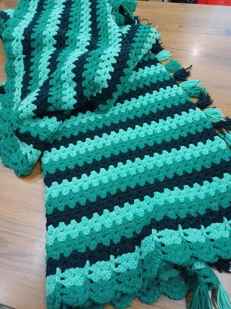 COPERTA VERDE IN LANA CON CIUFFI FATTA A MANO 