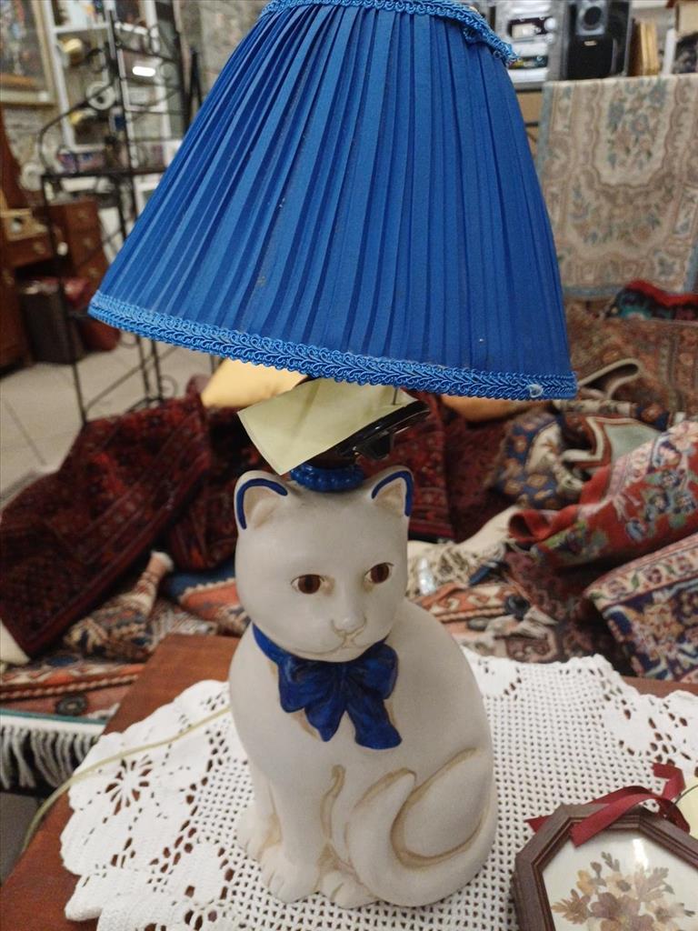 LAMPADA DA TAVOLO GATTO IN CERAMICA CON FIOCCO BLU 